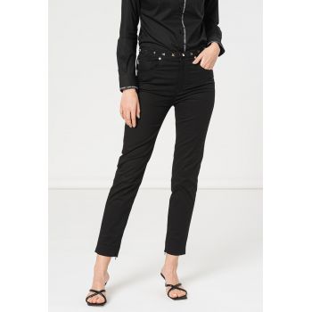 Pantaloni crop slim fit cu talie medie