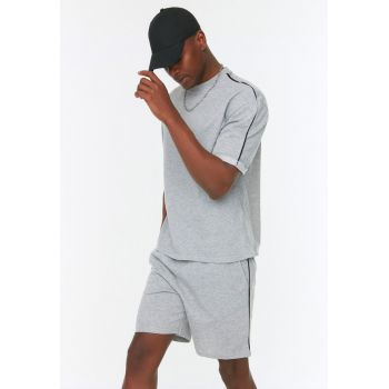 Set de tricou cu decolteu la baza gatului si bermude