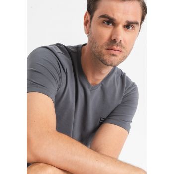 Tricou cu decolteu in V si logo discret pe piept