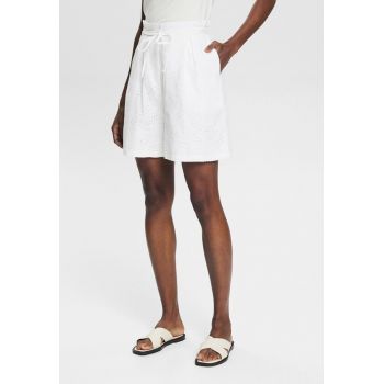 Pantaloni scurti cu perforatii