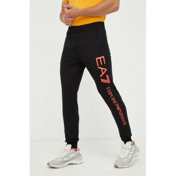 EA7 Emporio Armani pantaloni de trening din bumbac barbati, culoarea negru, cu imprimeu