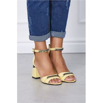 Sandale Erika galbene accesorizate cu lant Sandale Erika galbene accesorizate cu lant