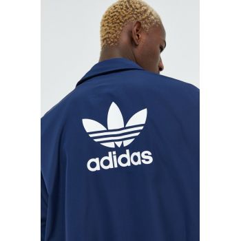 adidas Originals geaca barbati, culoarea albastru marin, de tranzitie, oversize ieftina