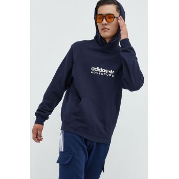 adidas Originals hanorac de bumbac barbati, culoarea albastru marin, cu imprimeu ieftin