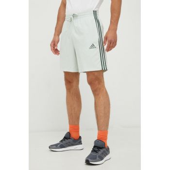 adidas pantaloni scurți de antrenament Essentials Chelsea barbati, culoarea verde