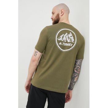 adidas TERREX tricou Mountain Graphic barbati, culoarea verde, cu imprimeu