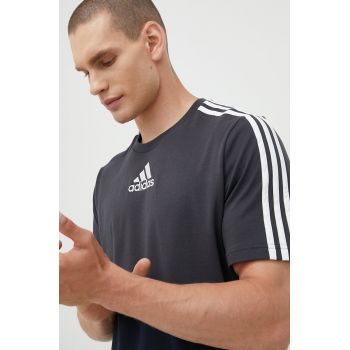 adidas tricou din bumbac culoarea gri, cu imprimeu