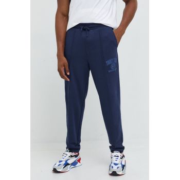 Tommy Jeans pantaloni de trening barbati, culoarea albastru marin, cu imprimeu