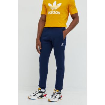 adidas Originals pantaloni de trening barbati, culoarea albastru marin, cu imprimeu