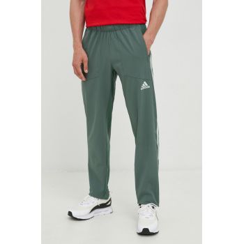 adidas Performance pantaloni de antrenament barbati, culoarea verde, cu imprimeu de firma originali