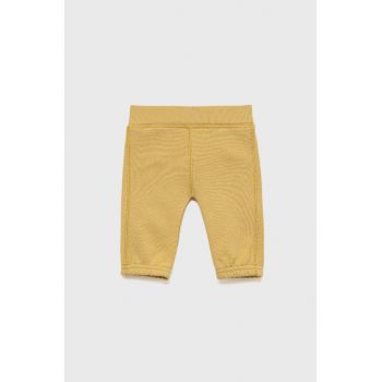 United Colors of Benetton pantaloni de trening din bumbac pentru copii culoarea galben, cu imprimeu