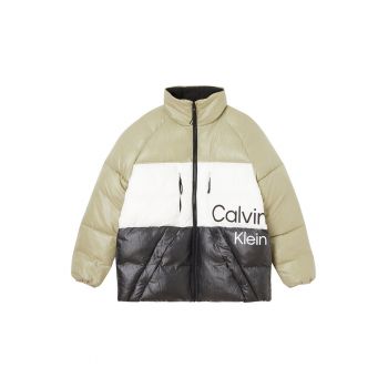 Geaca matlasata cu model colorblock