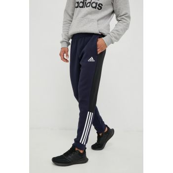 adidas pantaloni de trening barbati, culoarea negru, cu imprimeu ieftini