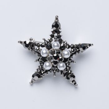 Brosa metalica argintie cu forma unei stele cu perle sintetice si pietricele gri ieftina