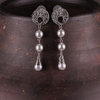 Cercei metalici argintii cu 3 perle sintetice albe