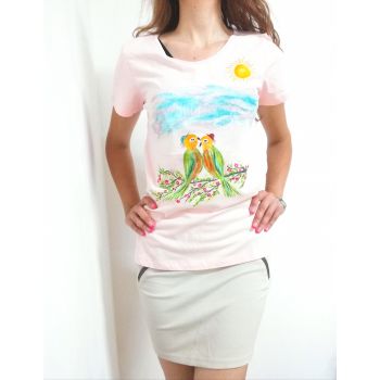 Tricou pictat manual roz pal cu papagali pe ramura