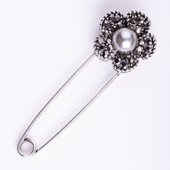 Brosa metalica argintie tip ac cu floare si o perla sintetica in centru