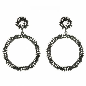 Cercei lungi metalici negru stralucitor cu forma rotunda, cu aspect de broderie