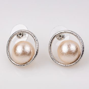 Cercei metalici argintii sub forma a doua cercuri cu perle de firma originala
