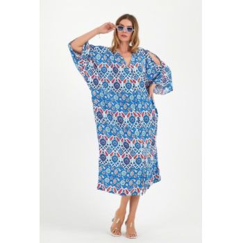 Rochie camasa oversize cu umeri goi si imprimeu multicolor, din vascoza ieftina