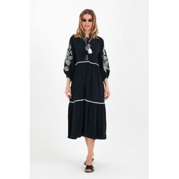 Rochie din vascoza neagra cu broderie alba pe decolteu si maneci