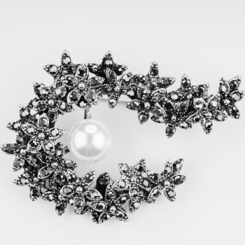 Brosa metalica argintie cu forma de ghirlanda cu perla sintetica si pietricele argintii