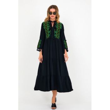 Rochie neagra cu broderie verde si ciucurasi, din vascoza