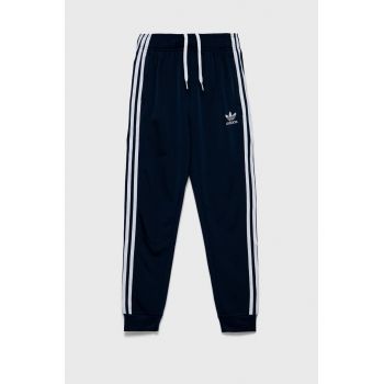 adidas Originals pantaloni de trening pentru copii culoarea albastru marin, cu imprimeu