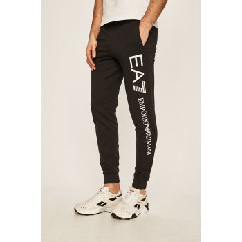 EA7 Emporio Armani Pantaloni bărbați, culoarea negru, cu imprimeu