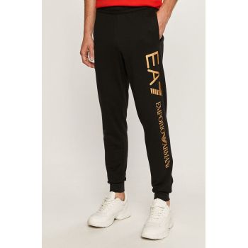 EA7 Emporio Armani pantaloni barbati, cu imprimeu