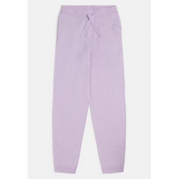 Pantaloni sport cu snur in talie