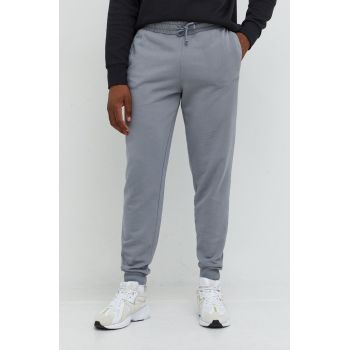 Fila pantaloni de trening barbati, culoarea gri, cu imprimeu