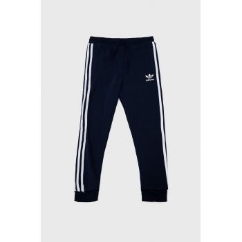 adidas Originals pantaloni de trening pentru copii culoarea albastru marin, cu imprimeu ieftini