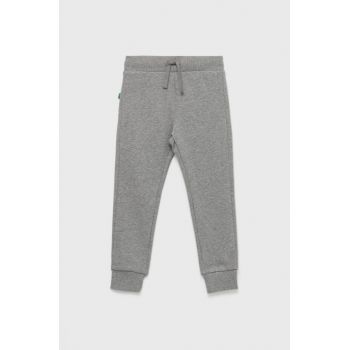 United Colors of Benetton pantaloni de trening din bumbac pentru copii culoarea gri, melanj