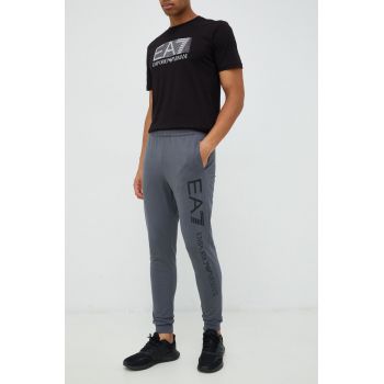 EA7 Emporio Armani pantaloni de trening din bumbac barbati, culoarea gri, cu imprimeu