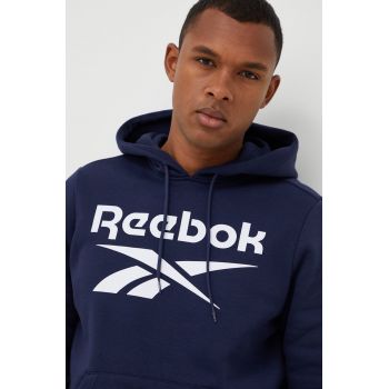 Reebok bluza barbati, culoarea albastru marin, cu imprimeu ieftin