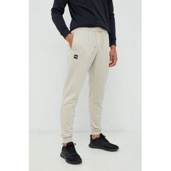 Under Armour pantaloni barbati, culoarea bej, neted 1357128-012