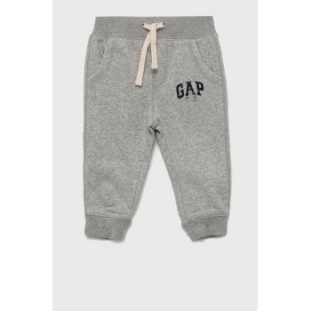 GAP pantaloni de trening pentru copii culoarea gri, cu imprimeu