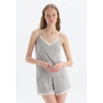 Pijama de jerseu cu decolte in V si garnituri de dantela