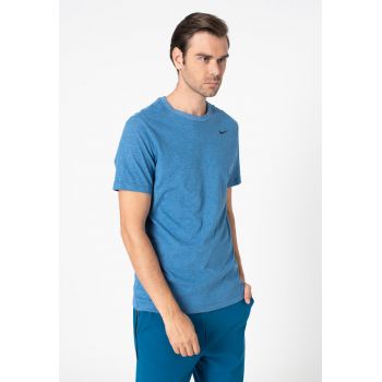 Tricou cu tehnologie Dri-Fit si decolteu la baza gatului - pentru antrenament