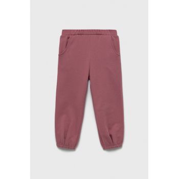 United Colors of Benetton pantaloni de trening din bumbac pentru copii culoarea roz, neted ieftini