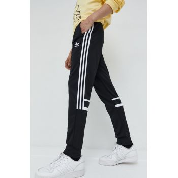 adidas Originals pantaloni de trening barbati, culoarea negru, cu imprimeu