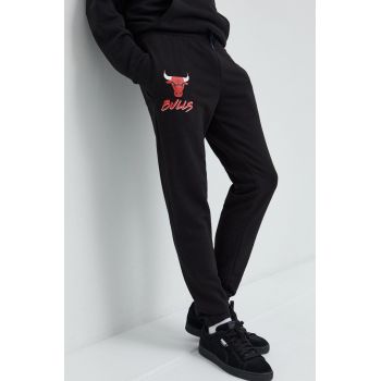 New Era pantaloni de trening barbati, culoarea negru, cu imprimeu