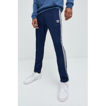 adidas Originals pantaloni de trening barbati, culoarea albastru marin, cu imprimeu de firma originali