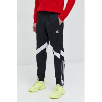 adidas Originals pantaloni de trening barbati, culoarea negru, cu imprimeu