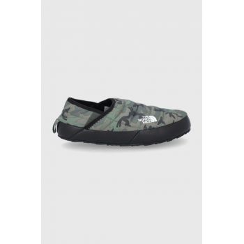 The North Face papuci de casă M THERMOBALL TRACTION MULE V culoarea verde NF0A3UZN33U1-33U1 de firma originali