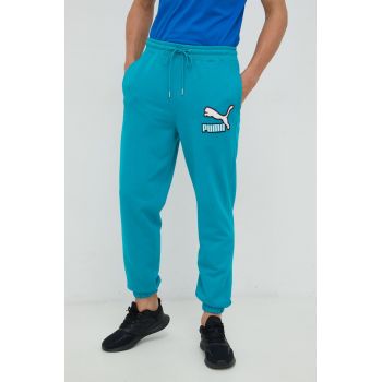 Puma pantaloni de trening din bumbac barbati, culoarea turcoaz, cu imprimeu ieftini