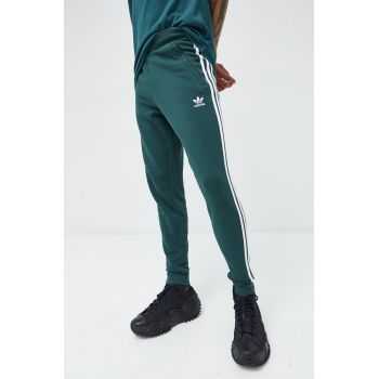 adidas Originals pantaloni de trening barbati, culoarea verde, cu imprimeu de firma originali
