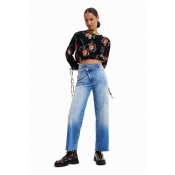 Bluza crop cu model floral la reducere