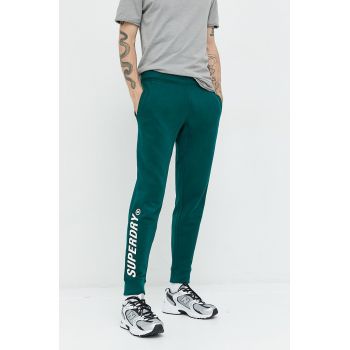 Superdry pantaloni de trening din bumbac barbati, culoarea verde, cu imprimeu